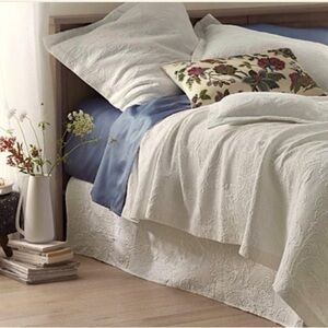 The Company Store 100% cotton ivory jaquard bedskirt Twin 39” x 75” x 15”
